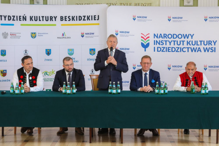 Minister rolnictwa i rozwoju wsi Robert Telus (2P), minister kultury i dziedzictwa narodowego Piotr Gliński (C), minister funduszy i polityki regionalnej Grzegorz Puda (2L), sekretarz Wisły Sylwester Foltyn (L) i burmistrz Żywca Antoni Szlagor (P) podczas konferencji prasowej dot. jubileuszu 60-lecia Tygodnia Kultury Beskidzkiej. Fot. PAP/P. Supernak