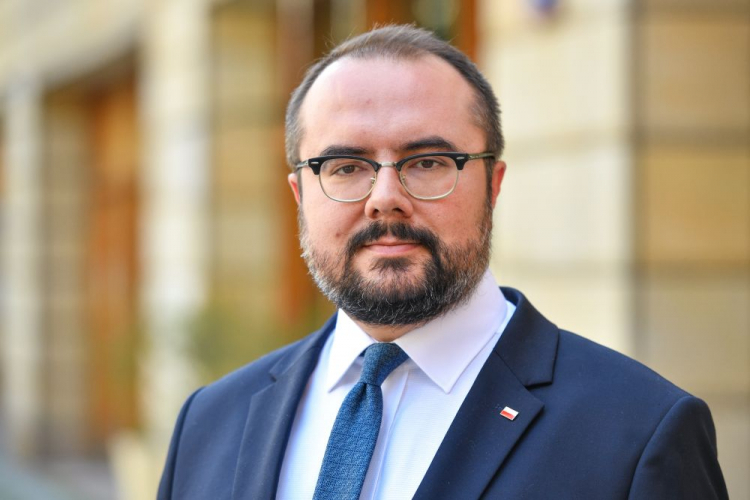 Warszawa, 10.07.2023. Podsekretarz stanu w Ministerstwie Spraw Zagranicznych Paweł Jabłoński przed siedzibą Polskiej Agencji Prasowej. Fot. PAP/R. Pietruszka