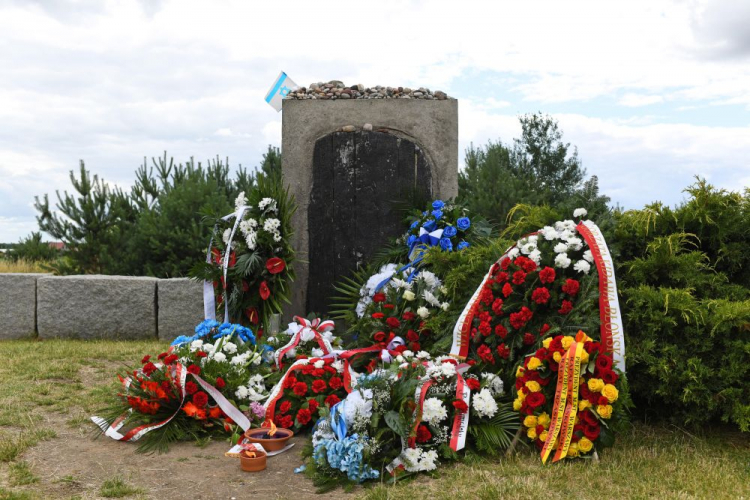  Kwiaty przy pomniku upamiętniającym Żydów zamordowanych 10 lipca 1941 w Jedwabnem. Fot. PAP/M. Zieliński