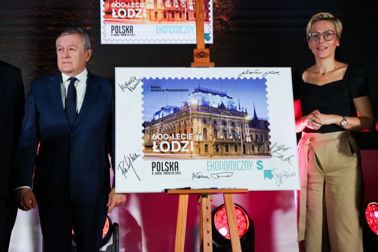 Minister kultury i dziedzictwa narodowego Piotr Gliński (L) oraz wiceprezes ŁSSE Agnieszka Sygitowicz (P) podczas prezentacji znaczka Poczty Polskiej upamiętniającego 600-lecie Łodzi na kongresie #ŁódźPrzyszłości. Fot. PAP/M. Zubrzycki