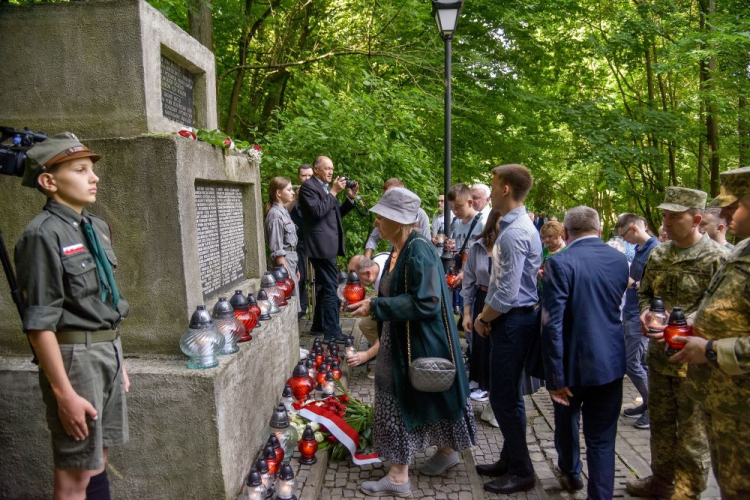 Lwów, Ukraina. 04.07.2023. 82. rocznica upamiętniająca pomordowanych polskich profesorów obchodzona, 4 bm. przed pomnikiem na Wzgórzach Wuleckich we Lwowie. W nocy z 3 na 4 lipca 1941 roku na Wzgórzach Wuleckich we Lwowie z rąk nazistowskich oprawców zginęło 45 profesorów lwowskich uczelni wraz z członkami ich rodzin i przyjaciółmi. (ad) PAP/V. Hrabar