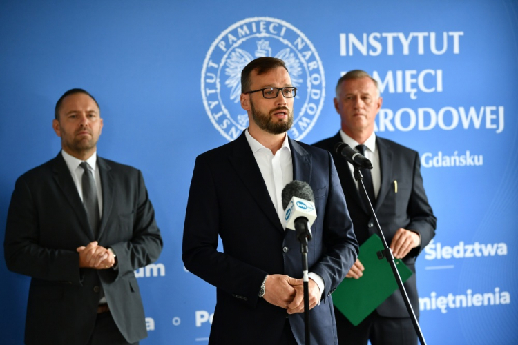 Prezes IPN dr Karol Nawrocki (L), dyrektor Głównej Komisji Ścigania Zbrodni przeciwko Narodowi Polskiemu, zastępca prokuratora generalnego Andrzej Pozorski (P) i syn Jana Samsonowicza Maciej Samsonowicz (C) podczas konferencji dot. podjętego na nowo śledztwa w sprawie śmierci Jana Samsonowicza. Fot. PAP/A. Warżawa