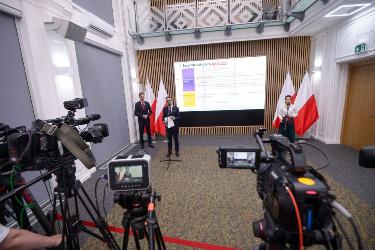 Wiceminister edukacji i nauki Dariusz Piontkowski (L), dyrektor Centralnej Komisji Egzaminacyjnej Marcin Smolik (2L) i rzecznik prasowa MEiN Adrianna Całus-Polak (P) podczas konferencji prasowej dot. wstępnych wyników egzaminu maturalnego 2023. Fot. PAP/M. Obara