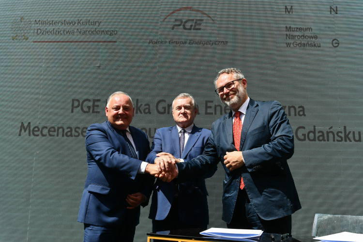 Minister kultury i dziedzictwa narodowego Piotr Gliński (C), prezes PGE Wojciech Dąbrowski (L) i dyrektor Muzeum Narodowego w Gdańsku Jacek Friedrich (P) podczas podpisania umowy o objęciu Muzeum Narodowego w Gdańsku mecenatem przez PGE Polską Grupę Energetyczną S.A. Fot. PAP/A. Warżawa