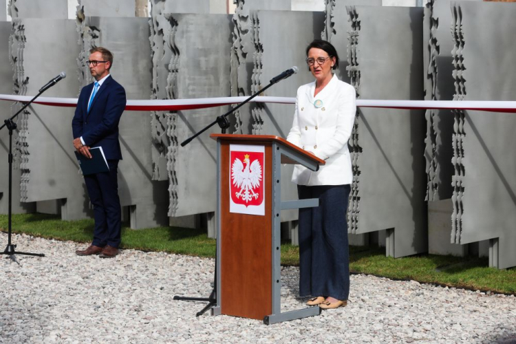 Augustów, 12.07.2023. Dyrektor Instytutu Pileckiego Magdalena Gawin podczas odsłonięcia Muru Pamięci Ofiar Obławy Augustowskiej. Fot. PAP/A. Reszko