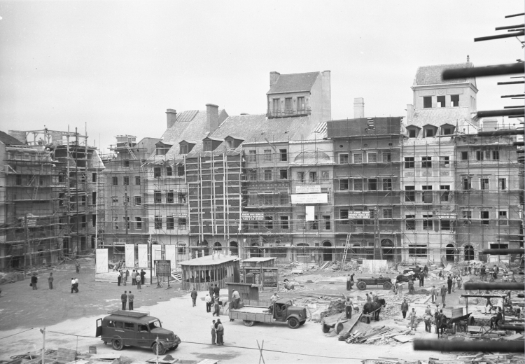 Warszawa, 06.1953 r. Końcowe roboty na Rynku Starego Miasta. Fot. PAP/CAF/S. Dąbrowiecki