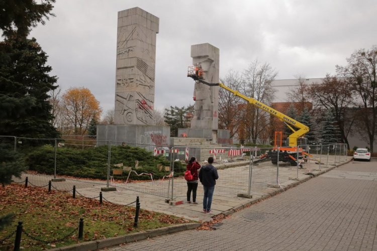 Usuwanie symboli totalitarnych z pomnika Wyzwolenia Ziemi Warmińskiej i Mazurskiej. Olsztyn, 10.11.2022. Fot. PAP/T. Waszczuk