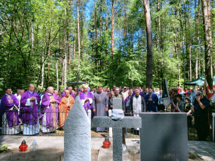 Kościelne obchody 80. rocznicy tragicznych wydarzeń na Wołyniu (Parośla, Ukraina, 8.07.2023). Fot. Takashi Itozawa. Źródło: episkopat.pl