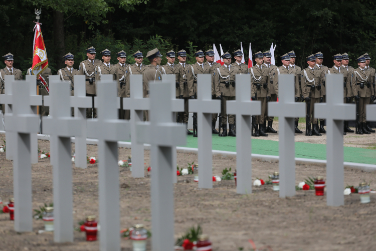 Uroczystości na terenie cmentarza ofiar niemieckiego obozu przesiedleńczego i więzienia karno-śledczego z lat 1941-1945 w Forcie III Twierdzy Modlin w Pomiechówku. Fot. PAP/P. Supernak