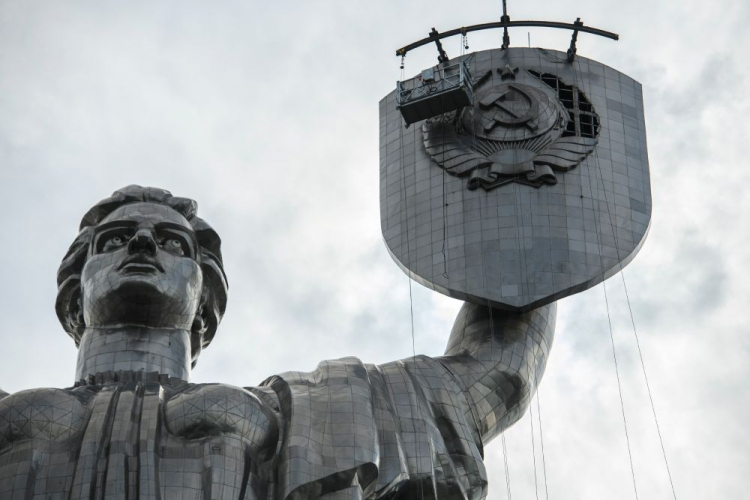 Demontaż sowieckiego herbu z tarczy Pomnika Ojczyzny. Kijów, 30.07.2023. Fot. PAP/V. Musiienko