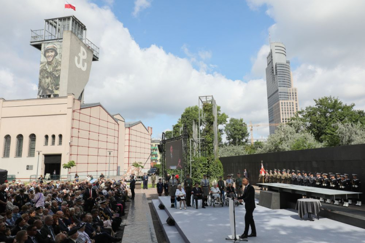 Prezydent RP Andrzej Duda (C-P) przemawia podczas spotkania przedstawicieli władz państwowych z uczestnikami Powstania Warszawskiego na terenie MPW. Warszawa, 30.07.2023. Fot. PAP/P. Supernak