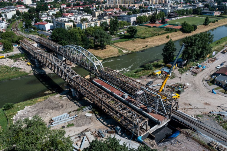 Prace związane z budową nowego mostu kolejowego na Sanie: sześcioprzęsłowy most, o długości blisko 200 metrów, swoim kształtem będzie nawiązywał do dawnej, historycznej konstrukcji, która zostanie zachowana. Przemyśl, 06.07.2023. Fot. PAP/D. Delmanowicz