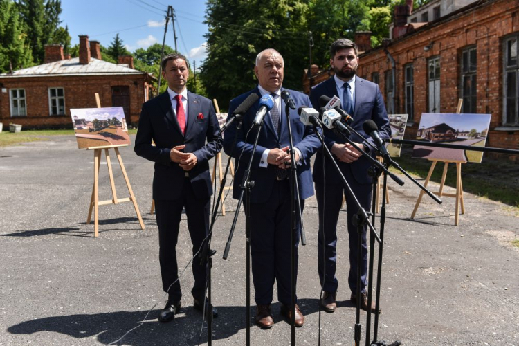 Chełm, 11.07.2023. Minister aktywów państwowych Jacek Sasin (C), polityk PiS Ryszard Madziar (L) i prezydent Chełma Jakub Banaszek (P) podczas konferencji prasowej w miejscu budowy Centrum Prawdy i Pojednania – Muzeum Ofiar Rzezi Wołyńskiej im. Prezydenta Lecha Kaczyńskiego w Chełmie. Fot. PAP/W. Jargiło