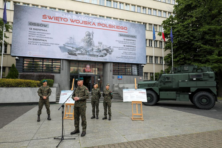 Mjr Michał Tomczyk (L) z MON, zastępca rzecznika prasowego Dowódcy Generalnego RSZ ppłk Magdalena Busz (P), rzecznik prasowy DGW ppłk Artur Sak (2L) i rzecznik prasowy CWCR ppłk Justyna Balik (2P) podczas briefingu prasowego o defiladzie „Silna Biało-Czerwona” – kolejne szczegóły w głównej siedzibie MON. Warszawa, 28.07.2023. Fot. PAP/P. Supernak