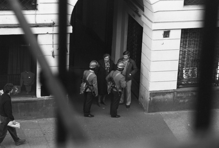 Warszawa 1982. Okres stanu wojennego wprowadzonego 13 grudnia 1981 roku przez Wojskową Radę Ocalenia Narodowego. Na zdjęciu: patrol Milicji Obywatelskiej w strojach wykorzystywanych do rozpędzania manifestacji, w bramie przy ul. Nowy Świat. Fot. PAP/M. Belina Brzozowski