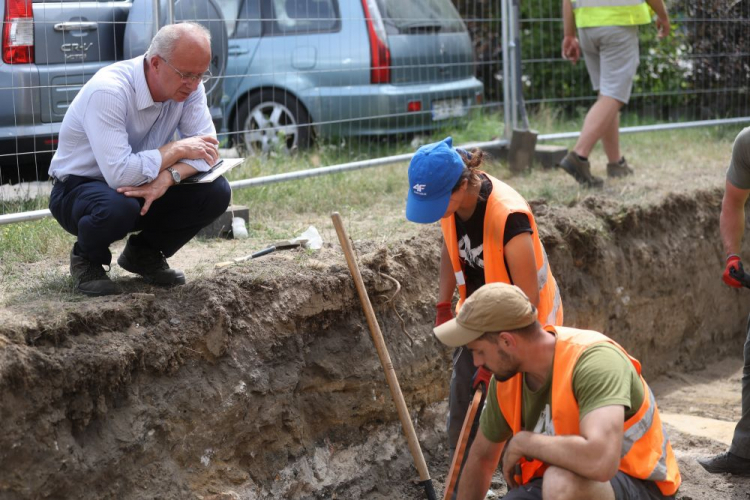 Warszawa, 25.07.2023. Zastępca prezesa Instytutu Pamięci Narodowej Krzysztof Szwagrzyk (L) na terenie dawnego więzienia karno-śledczego UB i NKWD (tzw. Toledo). Fot. PAP/R. Guz 