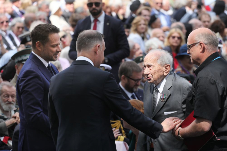 Prezydent RP Andrzej Duda (2L), prezydent stolicy Rafał Trzaskowski (L), wiceprezes zarządu Związku Powstańców Warszawskich Leszek Mindziukiewicz (2P) podczas spotkania z uczestnikami Powstania Warszawskiego na terenie MPW. Warszawa, 30.07.2023. Fot. PAP/P. Supernak