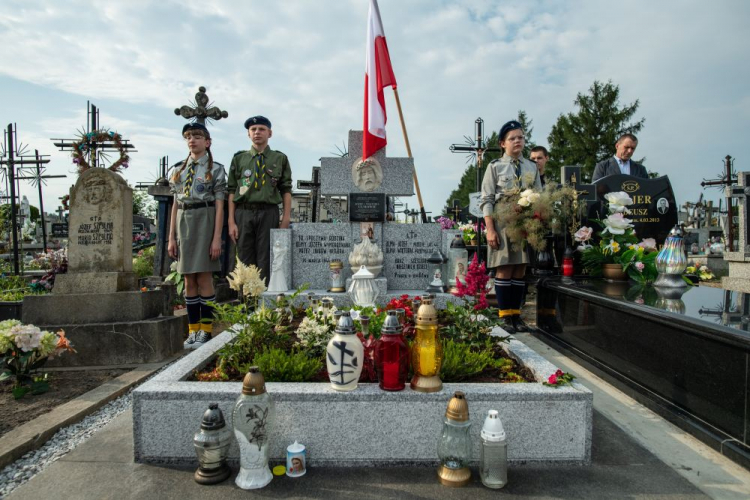 Uroczystość wręczenia Parafialnemu Oddziałowi Akcji Katolickiej w Markowej aktu przekazania opieki nad byłym grobem wojennym Rodziny Ulmów na cmentarzu parafialnym w Markowej. 01.07.2023. Fot. PAP/W. Jargiło