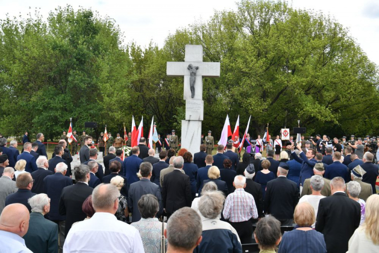 Warszawa, 11.07.2023. Uroczystości przed stołecznym Pomnikiem Ofiar Ludobójstwa na Wołyniu. Fot. PAP/A. Lange 