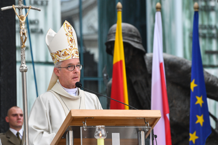 Biskup polowy Wojska Polskiego Wiesław Lechowicz przewodniczy mszy świętej polowej przed pomnikiem Powstania Warszawskiego na pl. Krasińskich w Warszawie, w przeddzień 79. rocznicy wybuchu powstania warszawskiego. Fot. PAP/R. Pietruszka