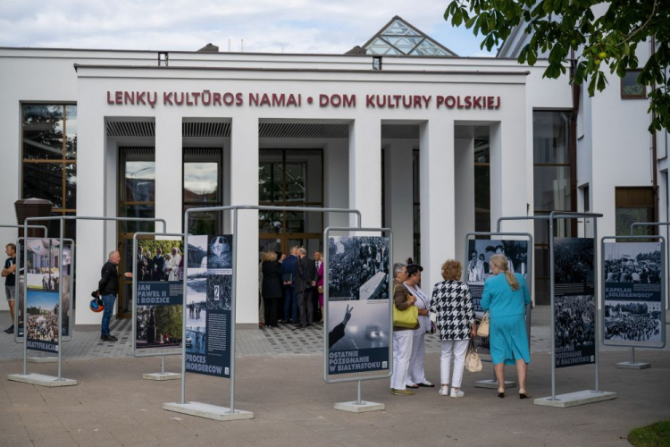 Wystawa „Błogosławiony Ksiądz Jerzy Popiełuszko i jego muzeum w Okopach” przed głównym wejściem do Domu Kultury Polskiej w Wilnie. Fot. PAP/V. Doveiko