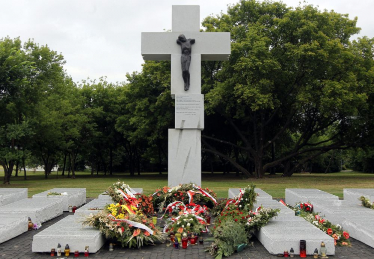 Pomnik poświęcony Ofiarom Zbrodni Wołyńskiej na Skwerze Wołyńskim w Warszawie. Fot. PAP/R. Pietruszka