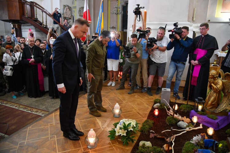 Prezydent Polski Andrzej Duda (L) i prezydent Ukrainy Wołodymyr Zełenski (2L) w katedrze śś. Apostołów Piotra i Pawła w Łucku oddali hołd ofiarom Wołynia. 09.07.2023. Fot. PAP/R. Pietruszka