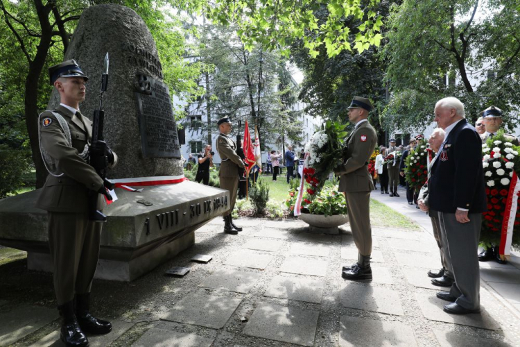 Uroczystość złożenia kwiatów przy kamieniu "Żołnierzom Żywiciela" w Parku im. Żołnierzy "Żywiciela" przy ulicy Popiełuszki w Warszawie. Warszawa, 29.07.2023. Fot. PAP/P. Supernak