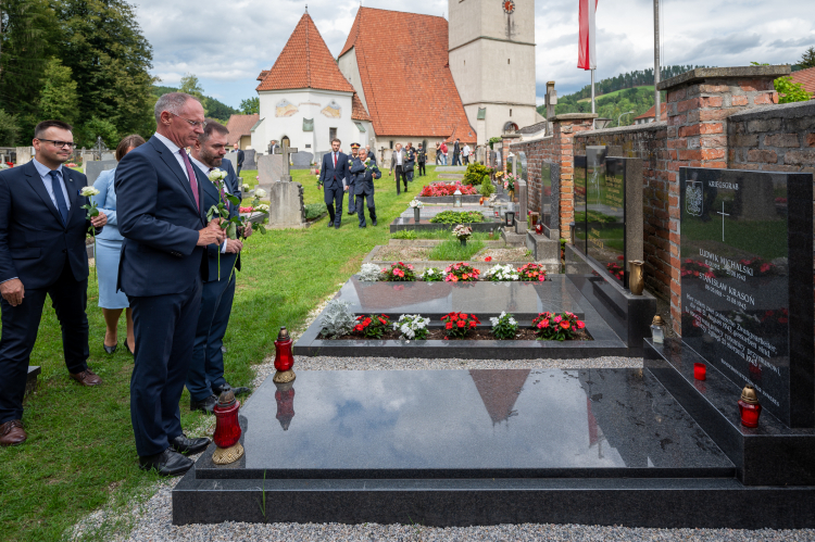 Uroczystość upamiętniająca Ludwika Michalskiego i Stanisława Krasonia – dwóch Polaków, przymusowych robotników z czasów II wojny światowej, którzy zginęli podczas brawurowej ucieczki bombowcem z lotniska w Wiener Neustadt w sierpniu 1943 r. Fot. BMI Jürgen Makowecz