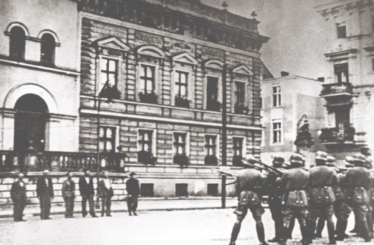 Rozstrzelanie Polaków po rozpoczęciu niemieckiej okupacji na Starym Rynku w Bydgoszczy, 9 września 1939. Źródło: Wikimedia Commons