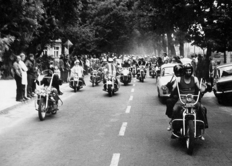 Wolsztyn, 11 08 1973. Parada podczas IV Zjazdu Harleya-Davidsona. Źródło: Archiwum prywatne Wojciecha Echilczuka