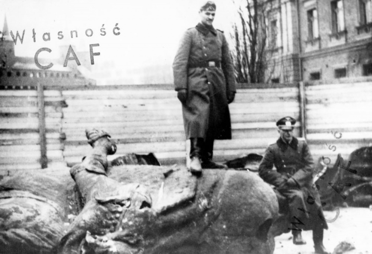 Kraków 11.1939. Niemieccy żołnierze pozują na obalonym pomniku Grunwaldzkim. Fot. PAP/CAF
