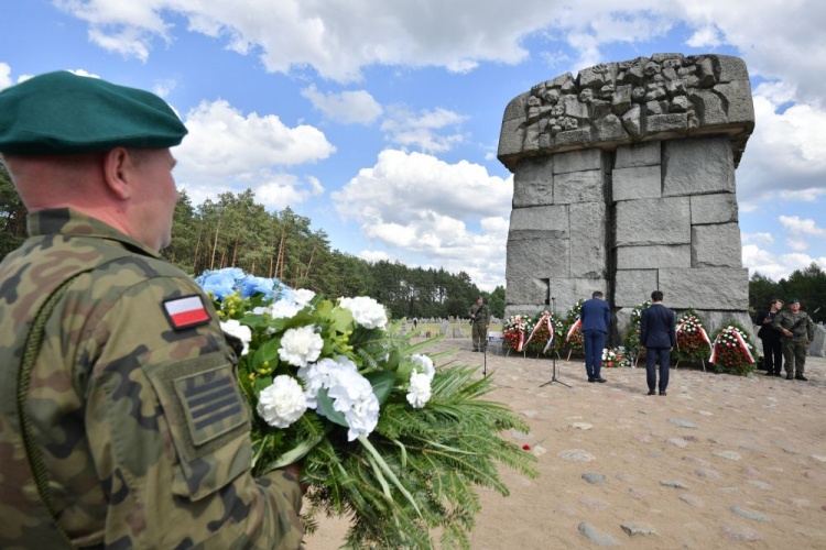 Wólka Okrąglik (woj. mazowieckie), 02.08.2023. Uroczystość upamiętniająca 80. rocznicę powstania w obozie zagłady w Treblince II, przy Pomniku Centralnym w Wólce Okrąglik. Podczas wydarzenia podpisano akt erekcyjny nowego budynku Muzeum. Fot. PAP/P. Piątkowski