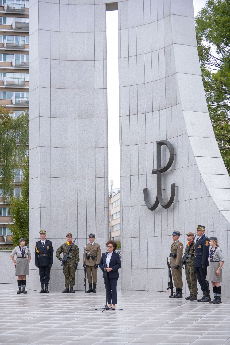 Warszawa, 01.08.2023. Marszałek Sejmu Elżbieta Witek (C) przemawia przy pomniku Polskiego Państwa Podziemnego i Armii Krajowej przed Sejmem. Fot. PAP/M. Obara