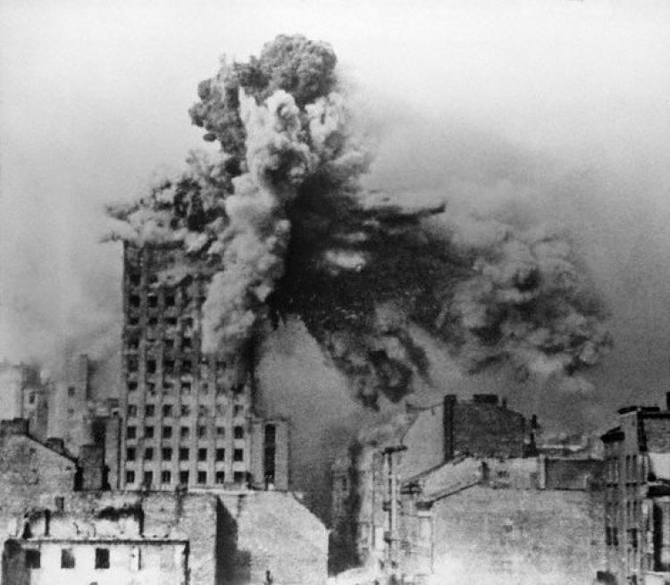 Gmach Prudentialu trafiony pociskiem ciężkiego moździerza. 28 sierpnia 1944 r. Źródło: wikipedia.org