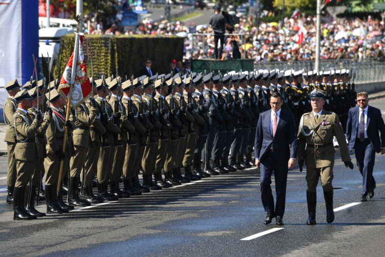 Warszawa, 15.08.2023. Premier Mateusz Morawiecki (3P) na defiladzie „Silna Biało-Czerwona” z okazji Święta Wojska Polskiego 2023. Fot. PAP/R. Pietruszka