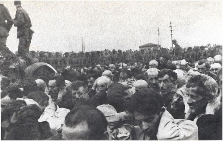 Białystok, 15–20 sierpnia 1943 r. Likwidacja getta. Żydowscy mężczyźni z podniesionymi rękami, obserwowani przez niemiecką jednostkę wojskową; autor zdj. nieznany. Źródło: Wikimedia Commons