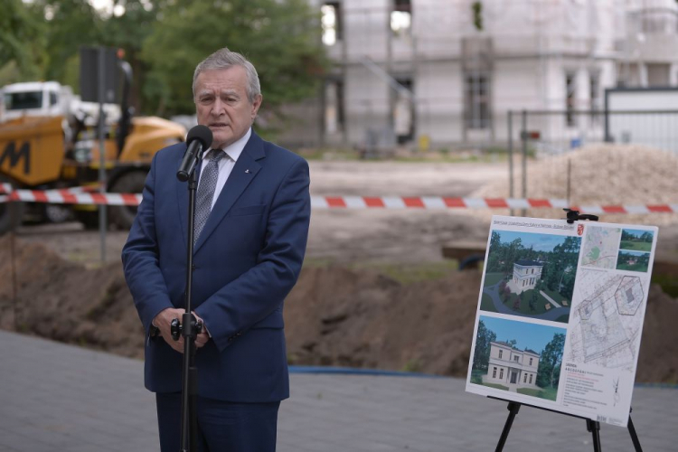 Halinów (woj. mazowieckie), 08.08.2023. Minister kultury i dziedzictwa narodowego Piotr Gliński podczas konferencji prasowej przed siedzibą Gminnego Centrum Kultury w Halinowie. Podczas spotkania został ogłoszony III nabór wniosków do konkursu w ramach Narodowego Programu Rozwoju Czytelnictwa 2.0, Priorytet 2, Kierunek interwencji 2.1. „Infrastruktura bibliotek 2021–2025”. Fot. PAP/M. Obara 