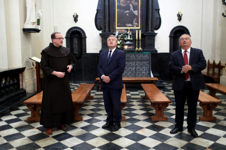 Minister kultury i dziedzictwa narodowego Piotr Gliński (C) i minister infrastruktury Andrzej Adamczyk (P) podczas wizyty w Klasztorze Karmelitów Bosych. Czerna, 18.08.2023. Fot. PAP/Art Service