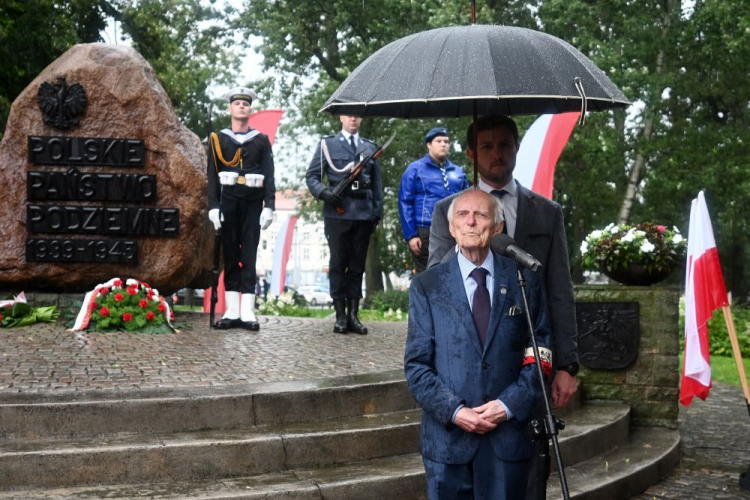 Gdańsk, 01.08.2023. Uczestnik powstania warszawskiego prof. Jerzy Grzywacz podczas obchodów 79. rocznicy wybuchu powstania warszawskiego zorganizowanych przez Miasto Gdańsk, przy obelisku upamiętniającym Polskie Państwo Podziemne. Fot. PAP/M. Gadomski