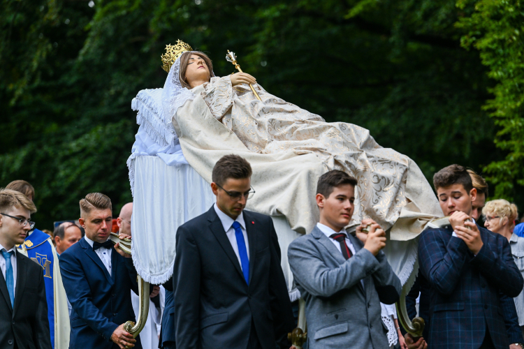 Kalwaria Pacławska, 11.08.2022. Procesja z figurą Matki Bożej Zaśniętej na inauguracji Wielkiego Odpustu Wniebowzięcia NMP w sanktuarium w Kalwarii Pacławskiej. Fot. PAP/D. Delmanowicz