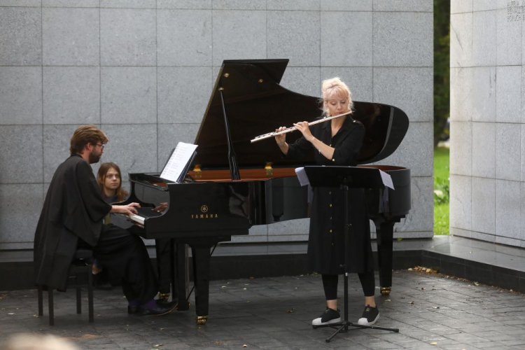 Flecistka Ania Karpowicz (P) i pianista Marek Bracha (L) podczas koncertu w przestrzeni Pomnika Umschlagplatz w Warszawie w ramach festiwalu WarszeMuzik 2021. Fot. PAP/R. Guz