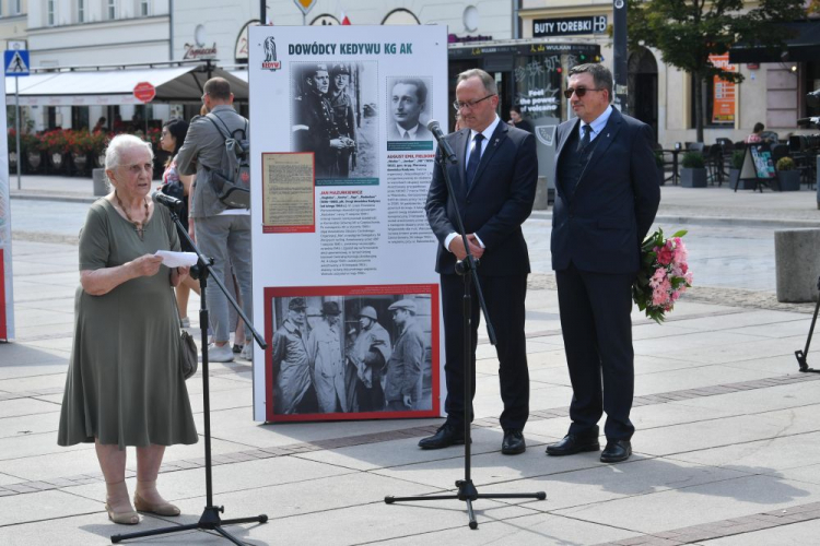 Współautorka scenariusza wystawy, córka twórcy Kedywu gen. Rybickiego Hanna Rybicka (L) podczas otwarcia wystawy „Kedyw. Miecz i Tarcza Armii Krajowej” przed Domem Polonii na Krakowskim Przedmieściu w Warszawie. Fot. PAP/A. Lange