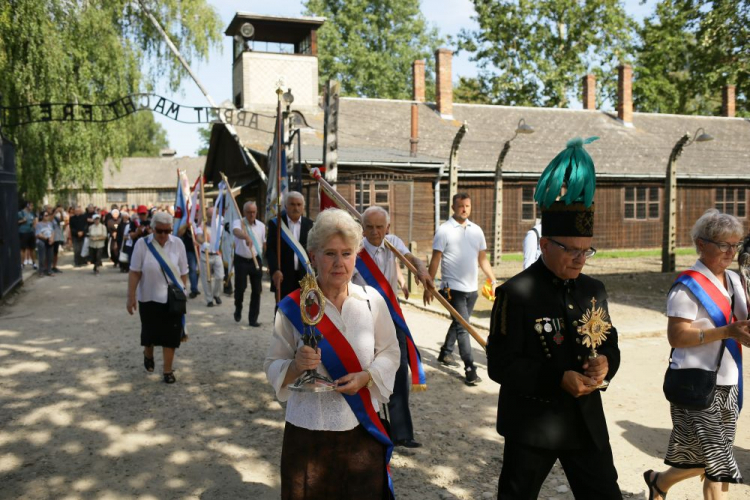 Oświęcim, 14.08.2023. Uczestnicy obchodów 82. rocznicy męczeńskiej śmierci św. Maksymiliana Kolbego na terenie byłego niemieckiego nazistowskiego obozu koncentracyjnego Auschwitz-Birkenau w Oświęcimiu. Fot. PAP/Z. Meissner