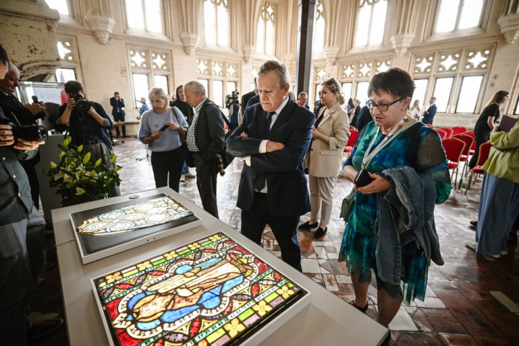 Minister kultury Piotr Gliński (C) po przekazaniu do zbiorów Muzeum Zamkowego w Malborku odzyskanych strat wojennych - dwóch witraży z dawnego wystroju kościoła Najświętszej Marii Panny na Zamku Wysokim w Malborku. 04.08.2023. Fot. PAP/M. Gadomski