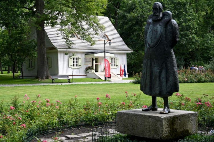 XIX-wieczna oficyna wchodząca w skład zespołu dworsko-parkowego Muzeum Jana Kochanowskiego. Czarnolas, 10.08.2023. Fot. PAP/P. Polak