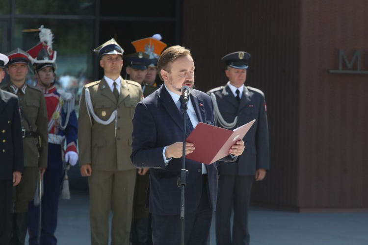 Szef Gabinetu Prezydenta RP Paweł Szrot (2P) odczytuje list od prezydenta RP Andrzeja Dudy podczas uroczystości otwarcia nowej siedziby Muzeum Wojska Polskiego na terenie Cytadeli Warszawskiej. Fot. PAP/A. Zawada