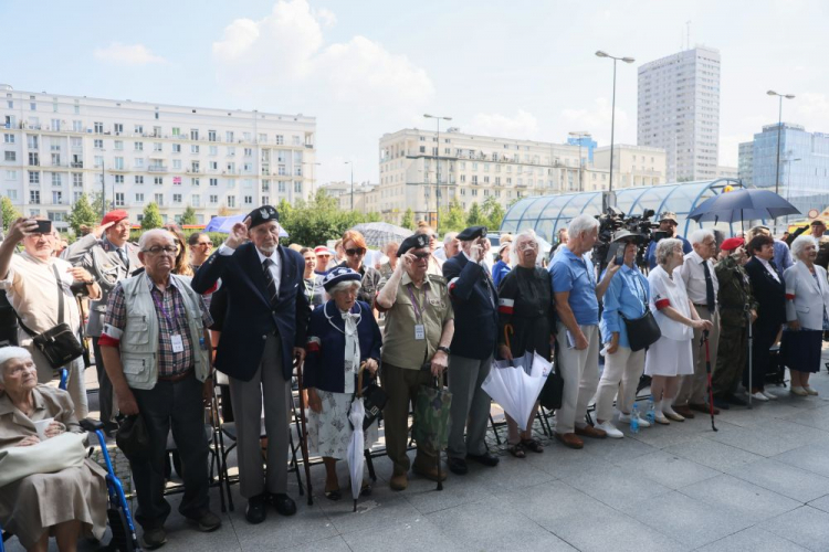 Uczestnicy Powstania Warszawskiego: mjr Leszek Żukowski, ps. Antek (3L), Zofia Czekalska ps. Sosenka (4L) i Zbigniew Daab „Kapiszon” (5L) podaczas uroczystości przed tablicą upamiętniającą powstańców warszawskich poległych w zdobyciu budynku PAST-y. Warszawa, 20.08.2023. Fot. PAP/L. Szymański