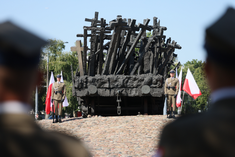 Pomnik Poległym i Pomordowanym na Wschodzie w Warszawie w dniu upamiętnienia tysięcy ofiar tzw. operacji polskiej przeprowadzonej przez NKWD w latach 1937–1938. Fot. PAP/L. Szymański