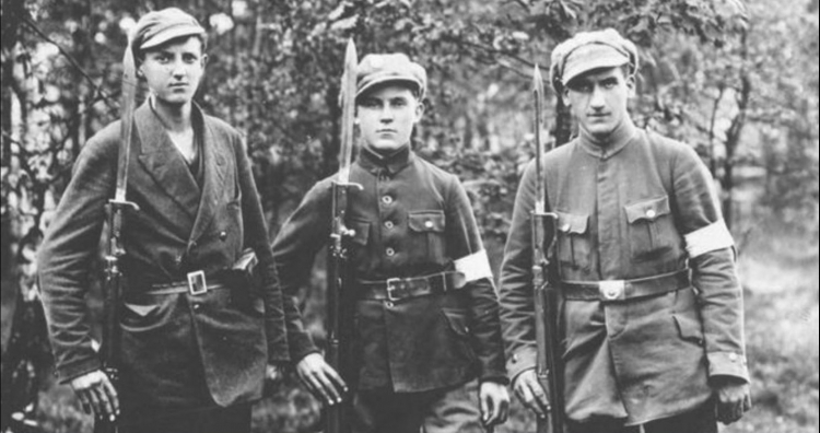 Grupa powstańców śląskich uzbrojonych w karabiny Mauser Gew98 z bagnetami (1919-1921). Fot. NAC